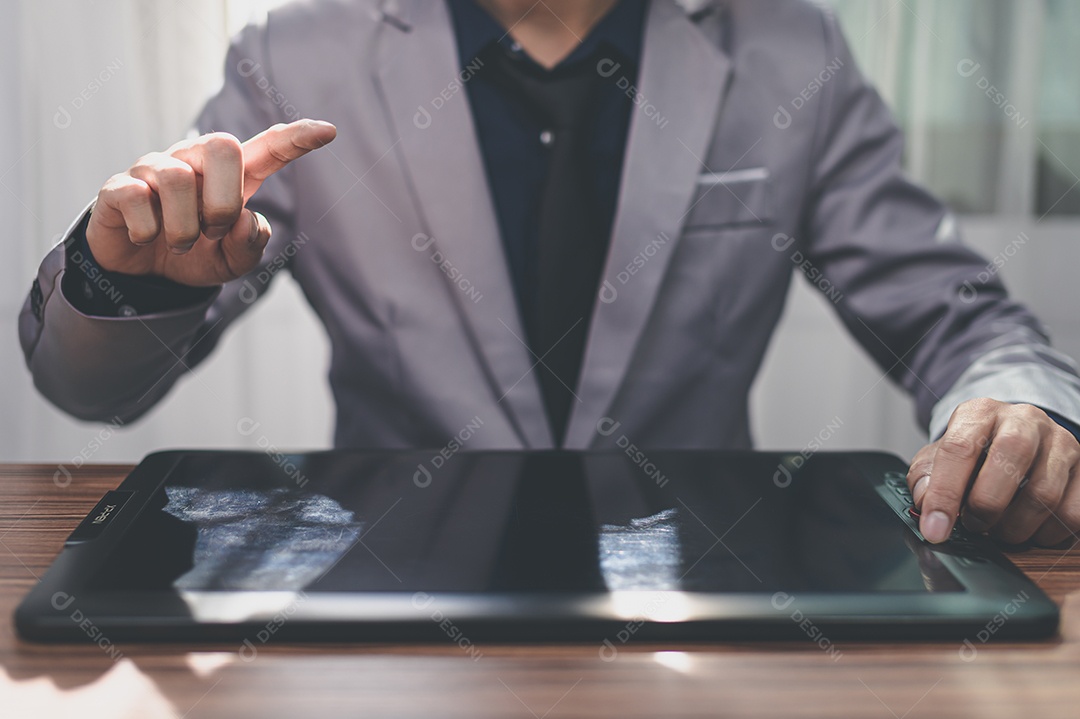 Empresário usando a tela de toque do tablet