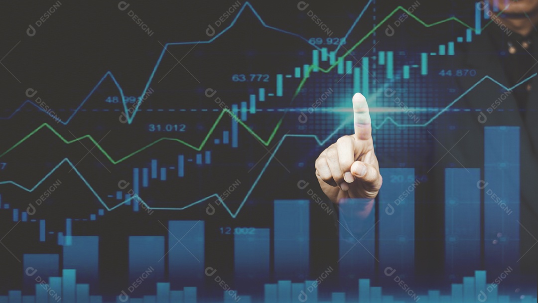 empresário ou comerciante mostrando estoque de holograma com a direção