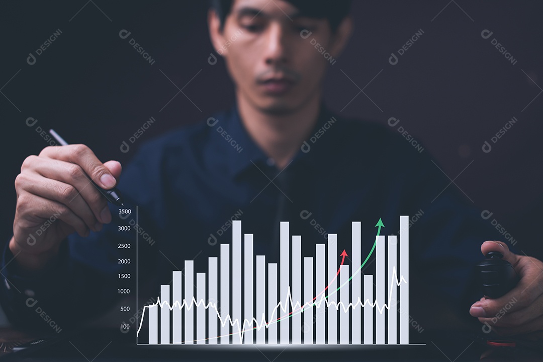 Empresário gráfico exibição investimento renda de ações crescimento financeiro