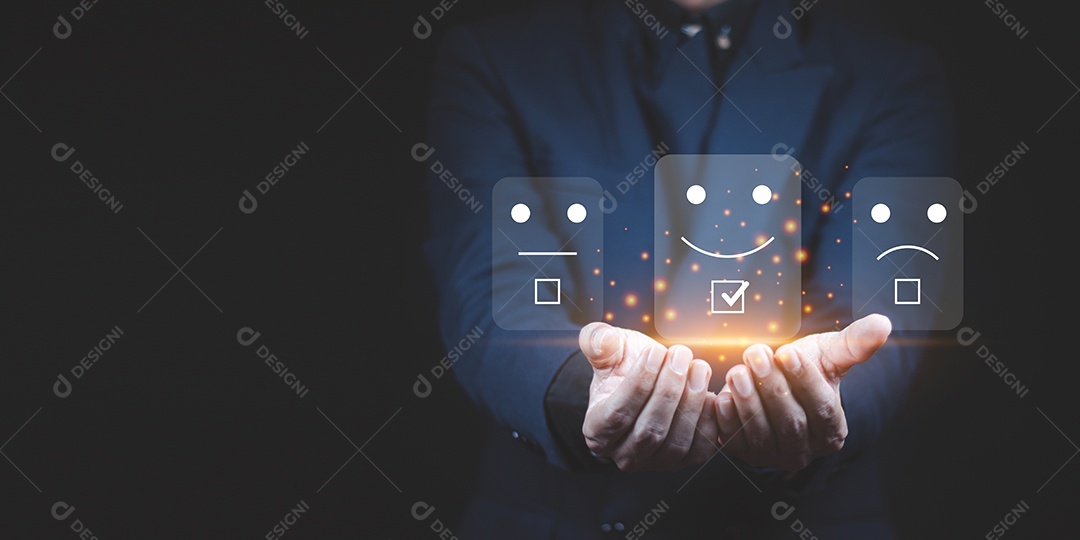 O usuário avalia a experiência de serviço no aplicativo online