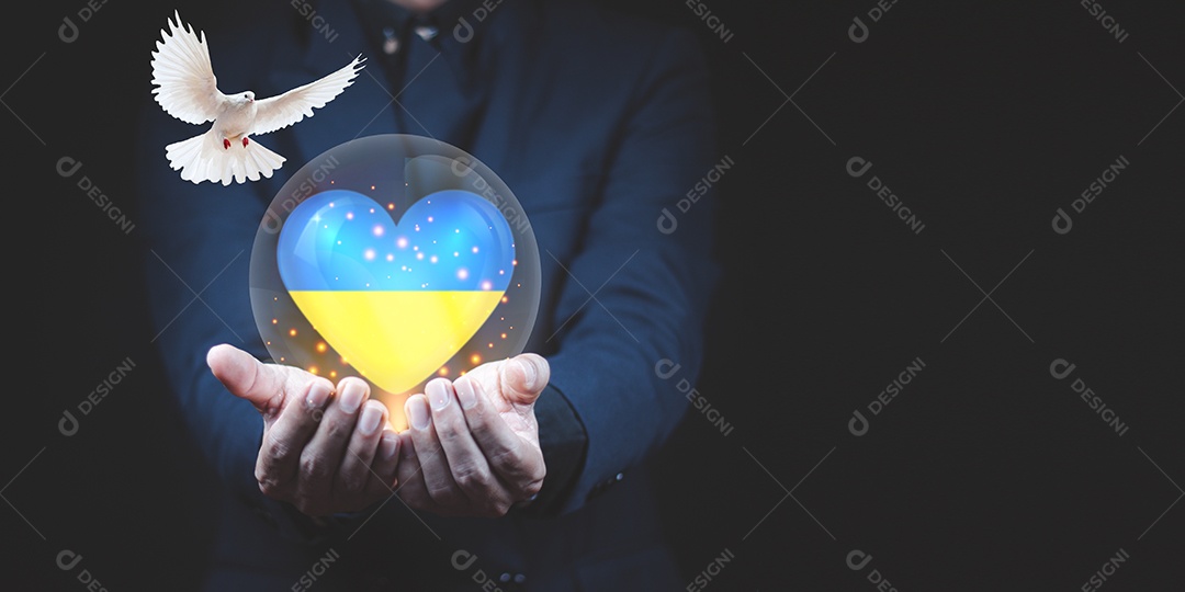 O homem usa ambas as mãos para apoiar o coração da bandeira ucraniana