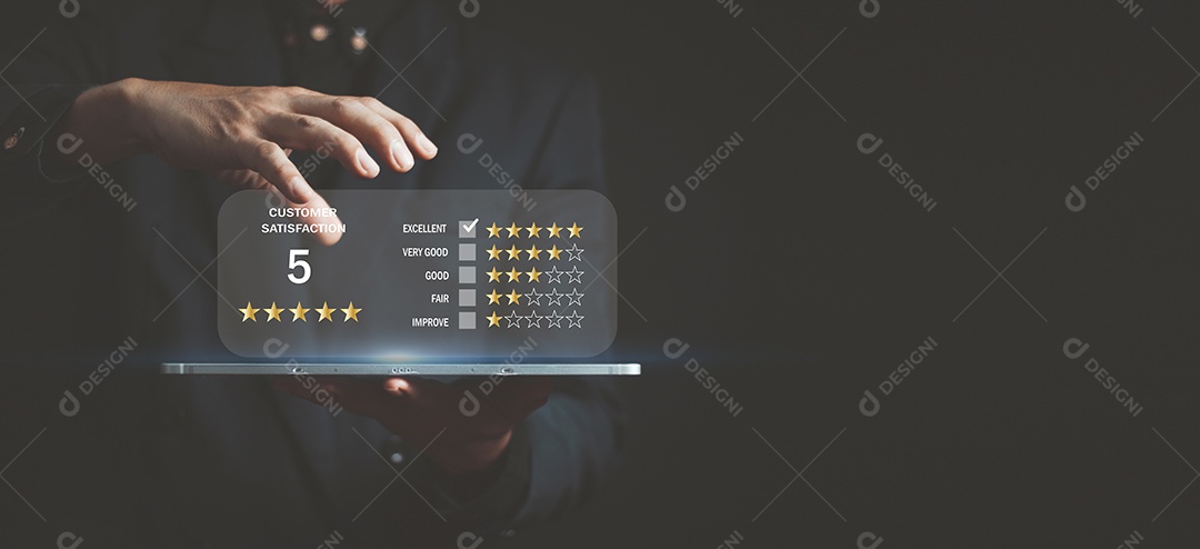 O usuário avalia a experiência de serviço no aplicativo online