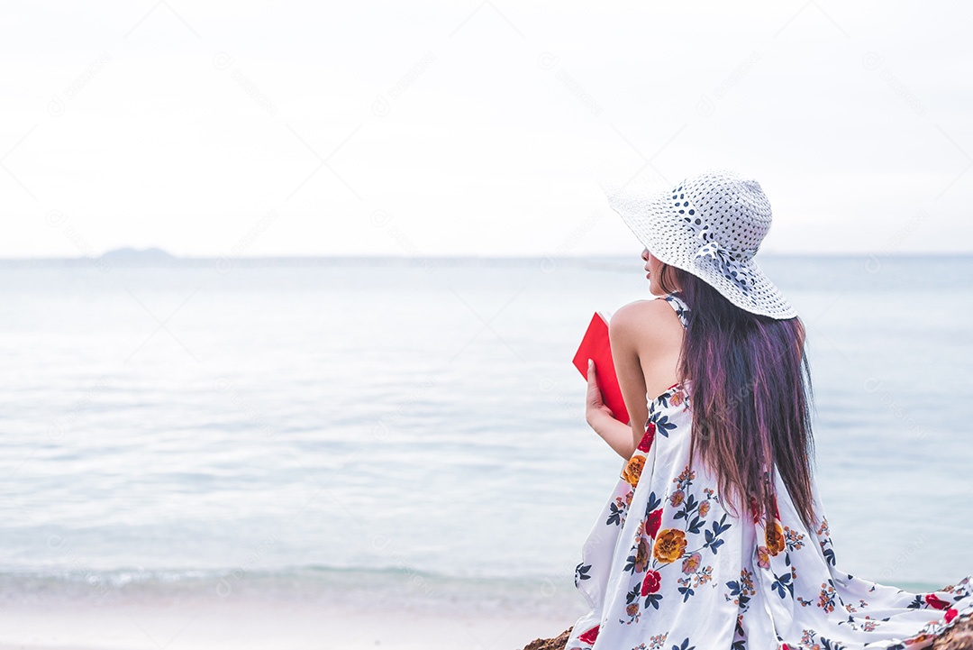 Mulher asiática esperando por amor ou alguém a faz feliz.