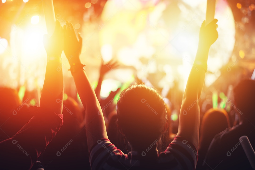 Evento de festa de concerto de rock. Festival de música e palco de iluminação.