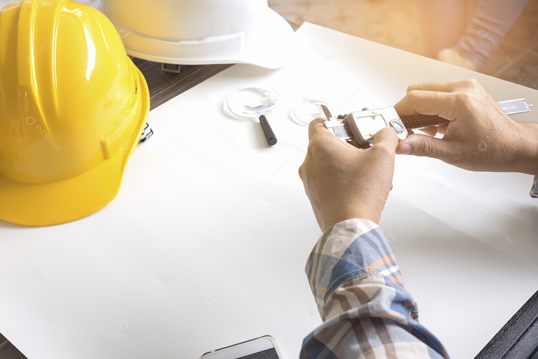 Engenheiro de construção medindo com paquímetro vernier.