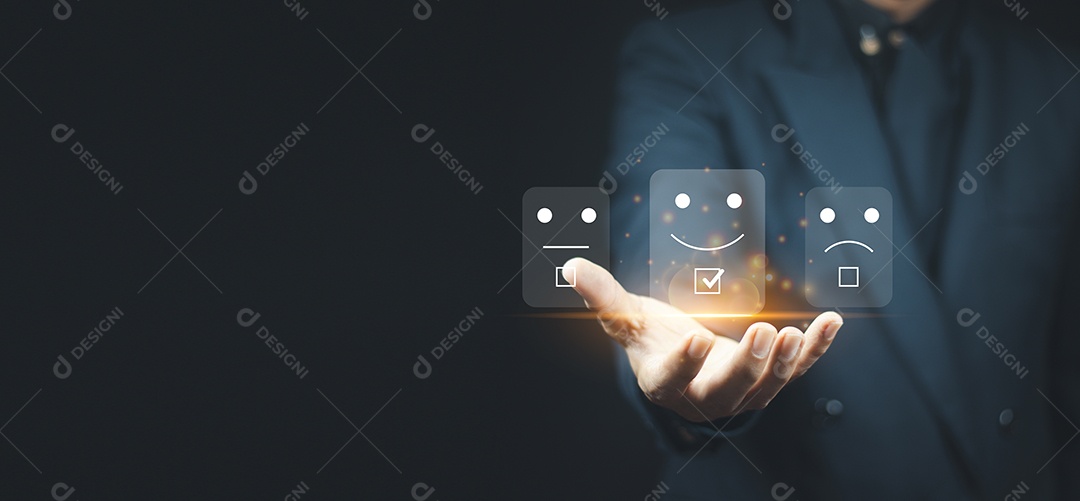 O usuário avalia a experiência de serviço no aplicativo online