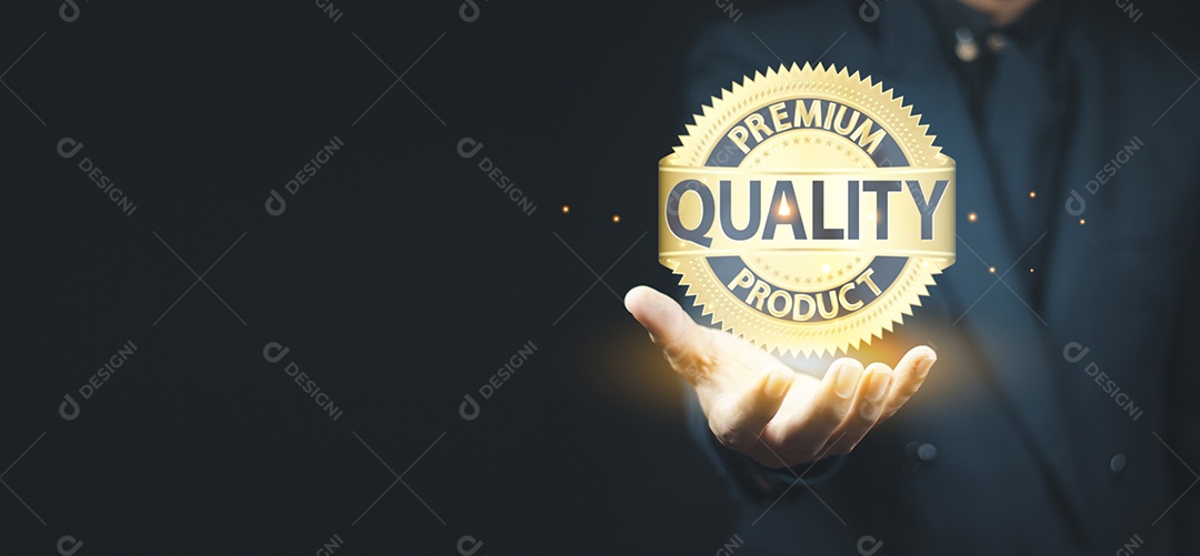 Símbolo de produto de qualidade na mão de um homem de negócios