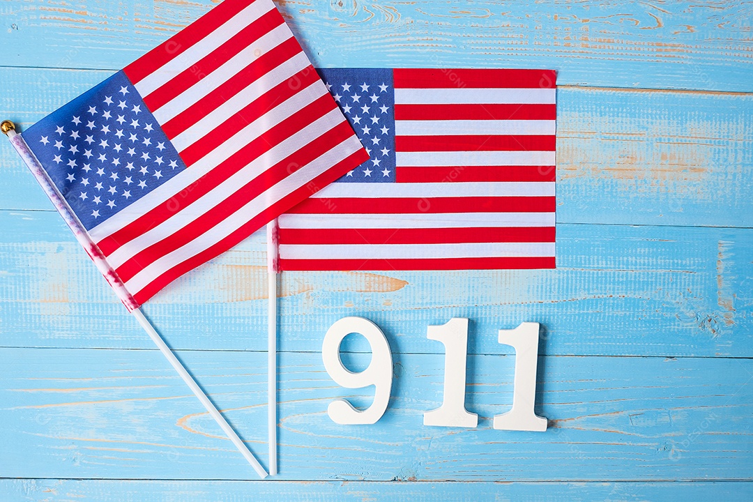 911 texto e bandeira dos Estados Unidos da América no fundo da mesa de madeira. Dia do patriota, setembro, memorial e conceito Never Forget