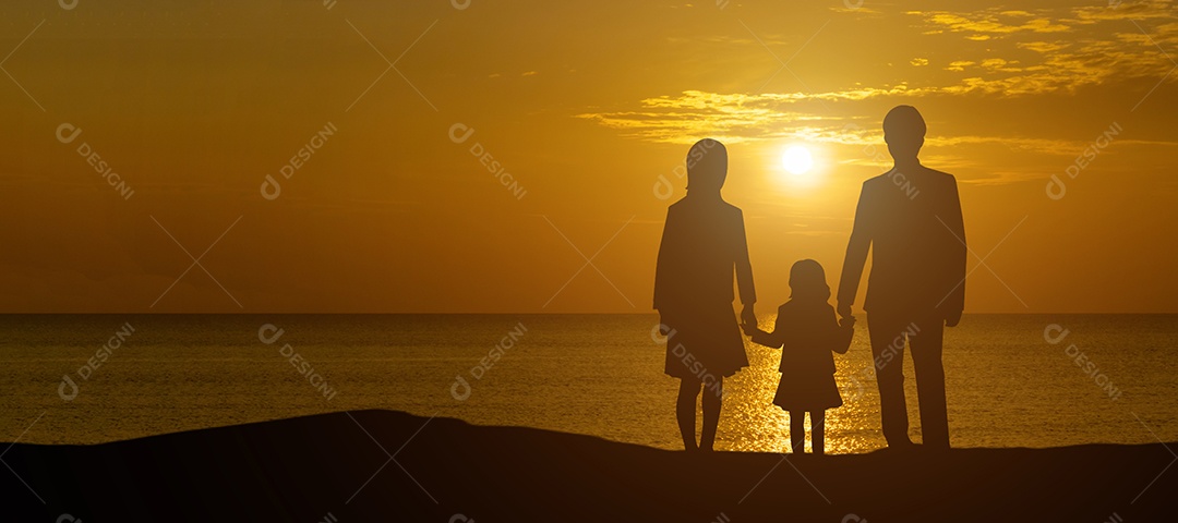 Visão panorâmica da silhueta da família com vista para um pôr do sol sereno sobre o oceano