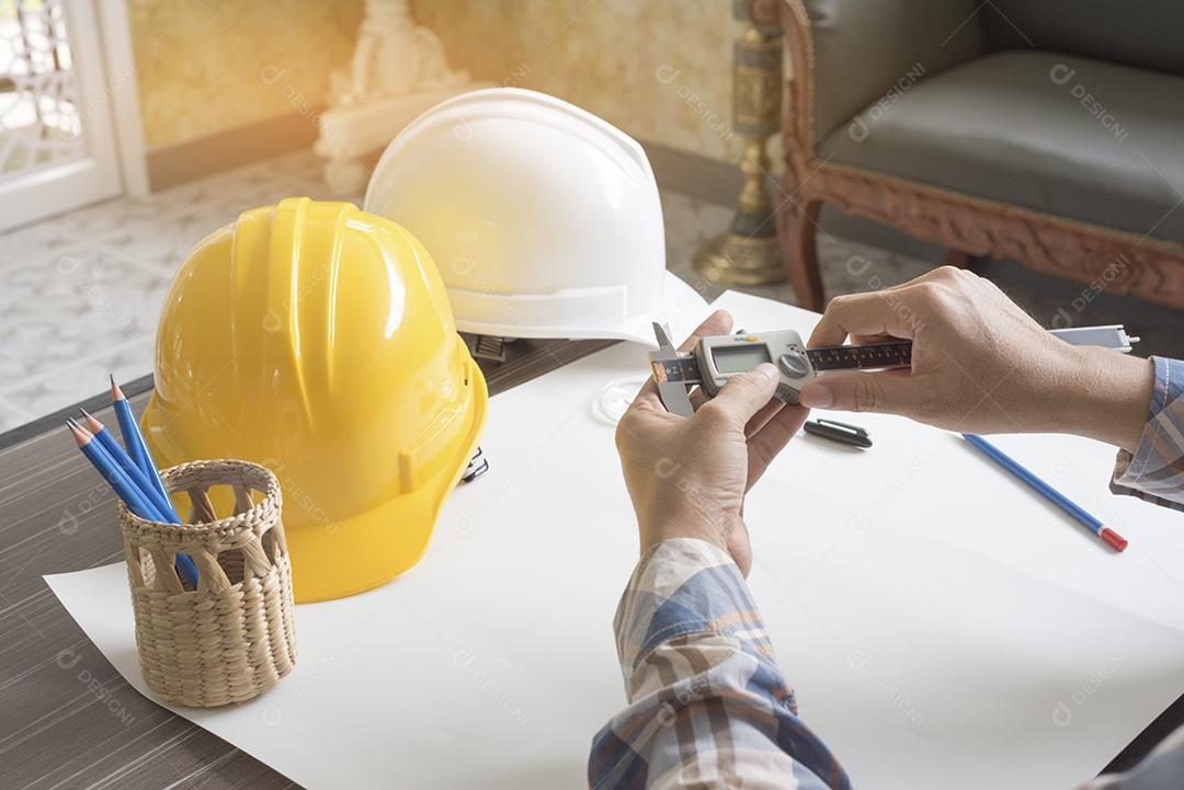 Engenheiro de construção medindo com paquímetro vernier.