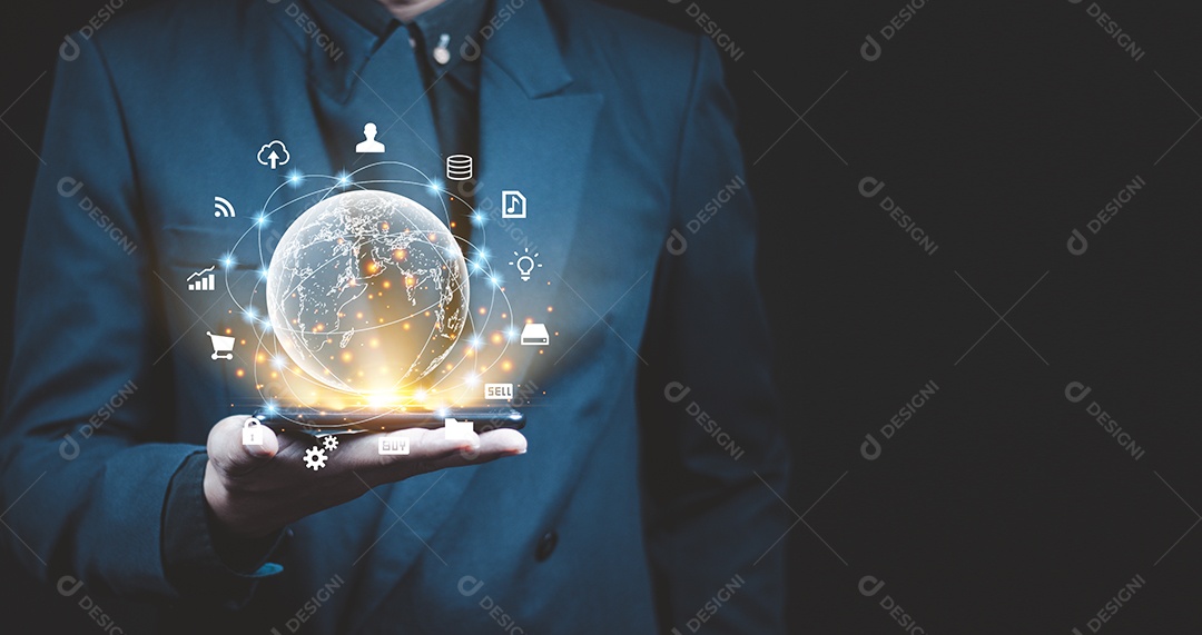 Empresário segurando a imagem digital do cérebro na palma da mão