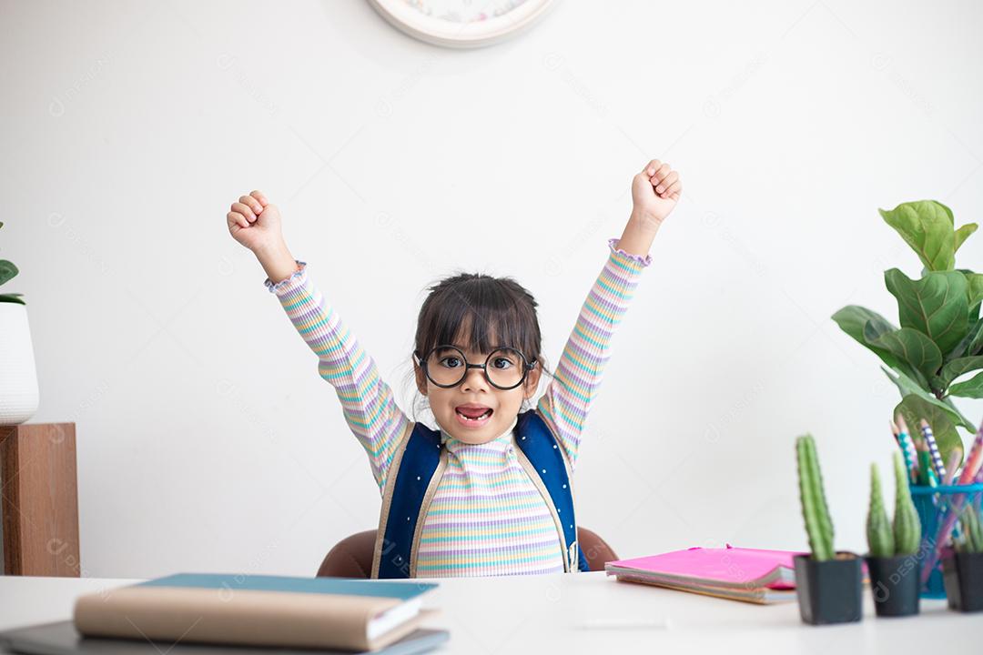 Linda garota na aula em sala de aula