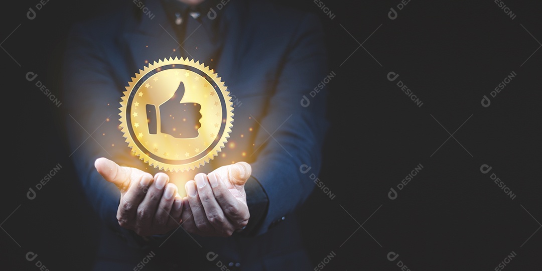 Símbolo de produto de qualidade na mão de um homem de negócios. A mão mostra o sinal da garantia de qualidade de serviço superior.