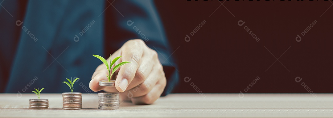 Mão empilhando moedas de ouro com fundo verde bokeh, finanças empresariais e conceito de dinheiro, economize dinheiro para se preparar no futuro. Árvores crescendo no estilo de processo coin.vintage