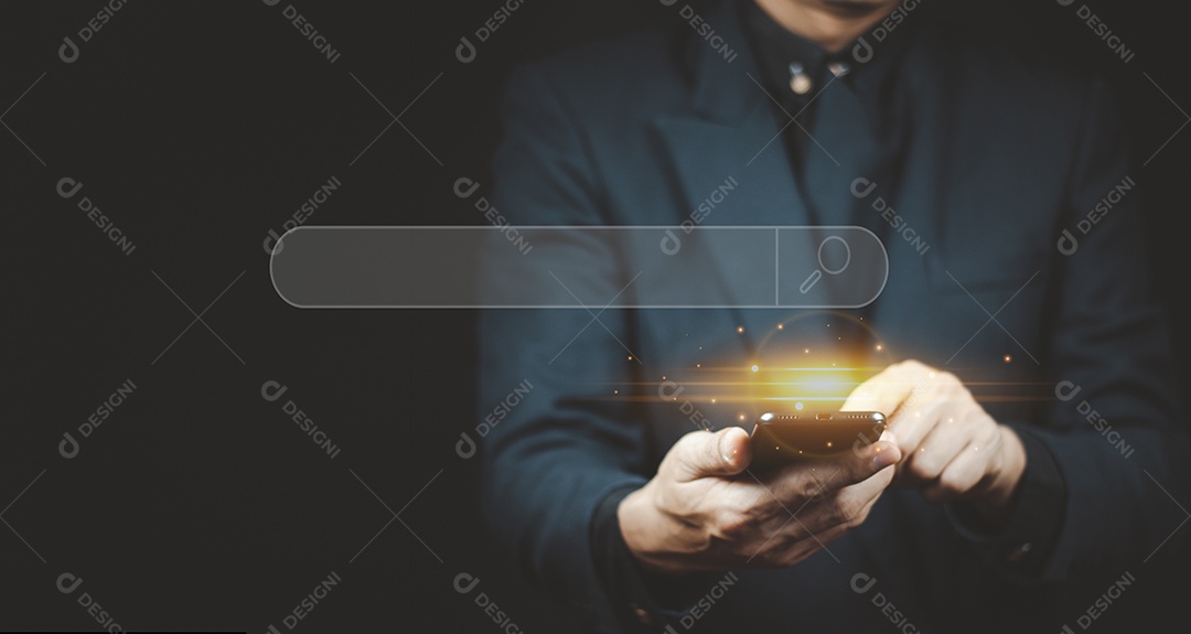 Feche a mão do homem usando smartphone para usar ferramentas de otimização de mecanismo de pesquisa (SEO) para encontrar clientes ou promover e anunciar conteúdo on-line para tecnologia de marketing e conceito de negócios