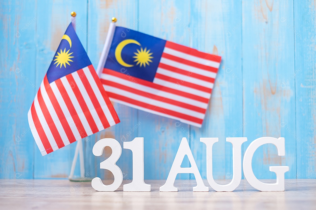 Texto de madeira de 31 de agosto com bandeiras da Malásia. Dia da Independência da Malásia