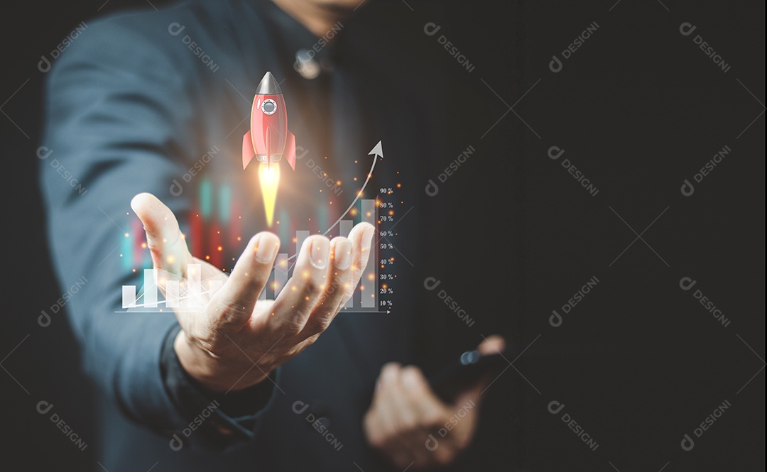 Empresário analisando gráficos de negociação forex, dados financeiros. Idéias de investimento rentáveis ​​como foguete