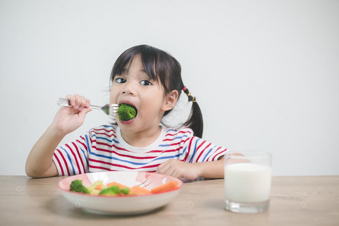 Nutrição & hábitos alimentares saudáveis ​​para o conceito de crianças.