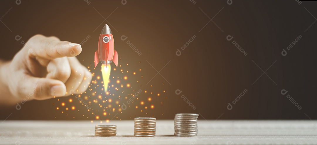 Empresário apontando foguete voador sobre gráfico crescente de moedas
