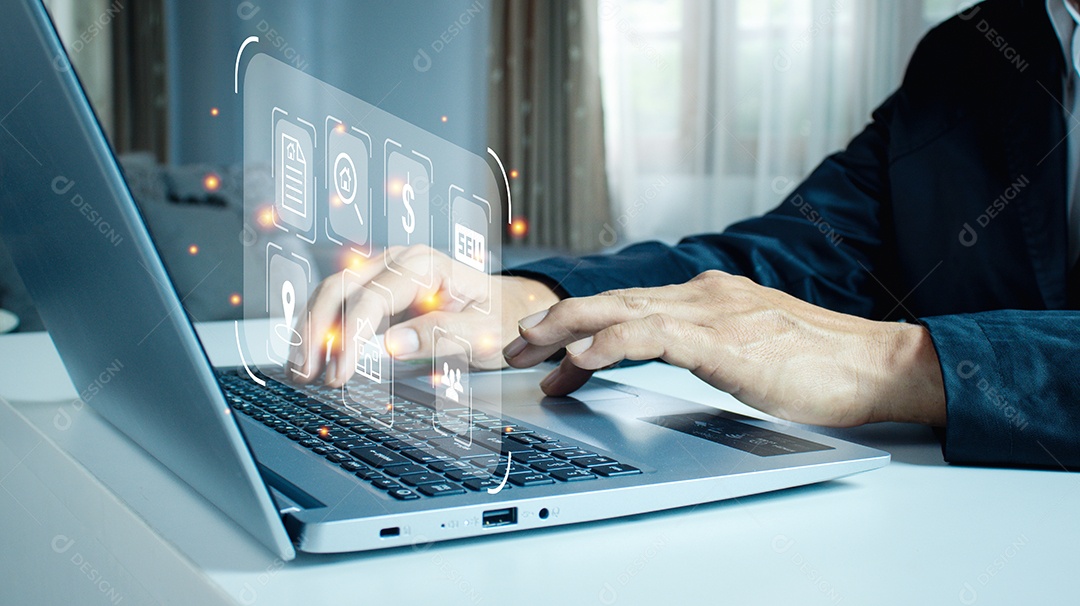 Empresário usando um computador para listas de vendas de propriedades, empreiteiro de agência de corretor de imóveis, propriedade residencial, investimento, projeto habitacional, desenvolvimento imobiliário, escolha uma casa para comprar online.