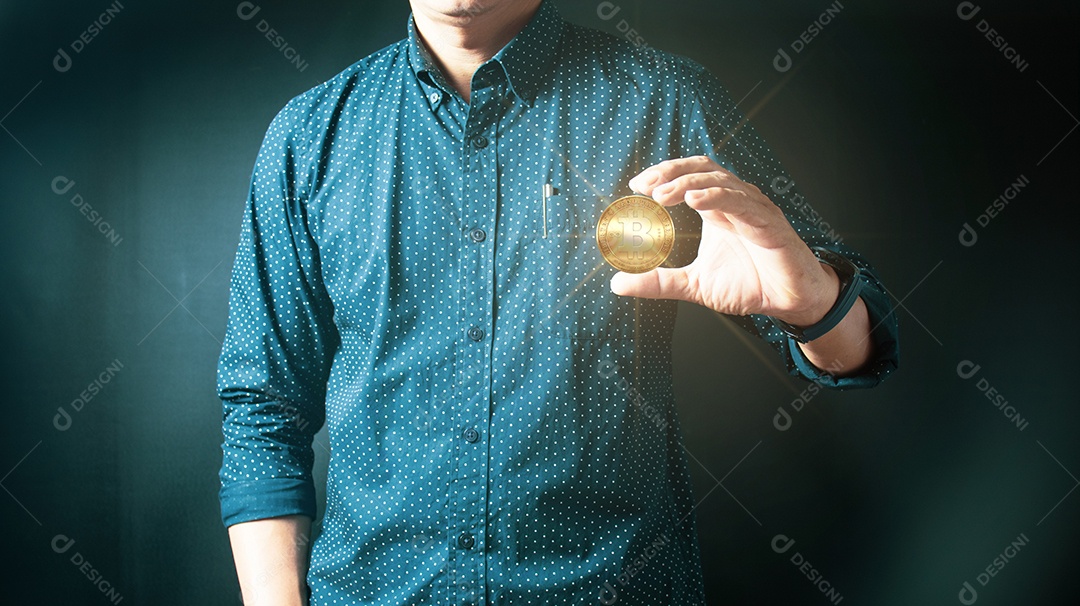 Homem está segurando bitcoins em fundo escuro Palavras-chave