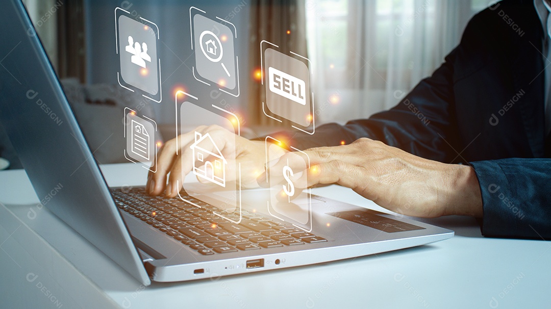 Empresário usando um computador para listas de vendas de imóveis.