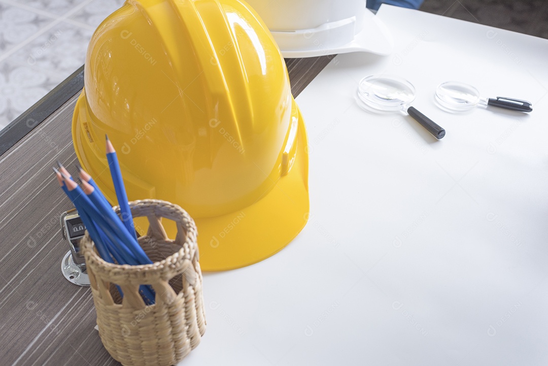 Vista superior da mesa do projeto de engenharia no canteiro de obras.