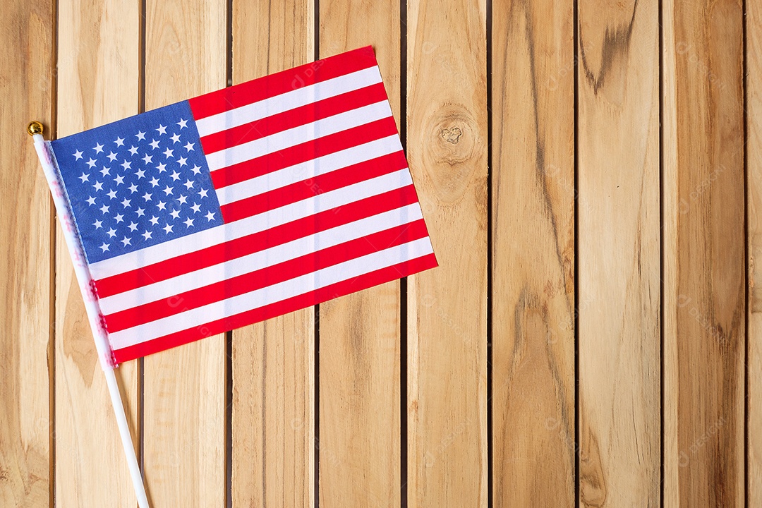 Bandeira dos Estados Unidos da América no fundo da mesa de madeira. Feriado dos EUA dos veteranos, Memorial, Independência (4 de julho) e conceito do Dia do Trabalho