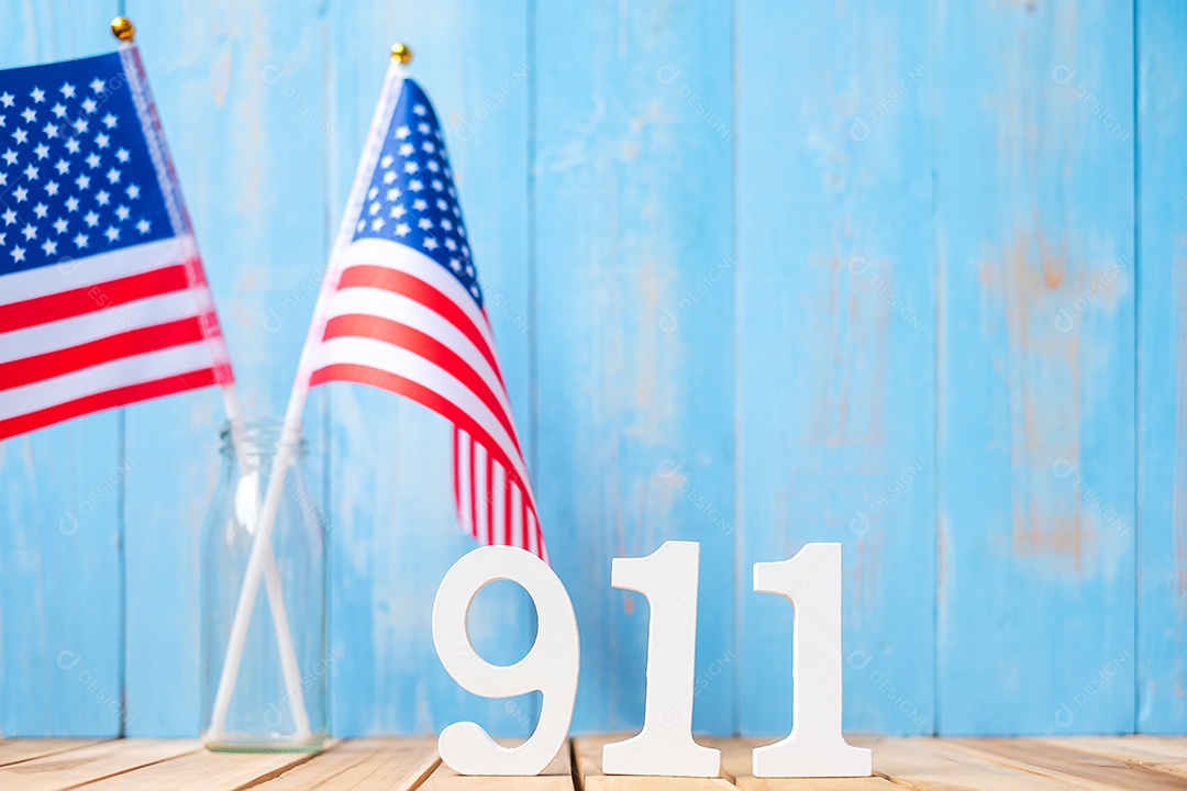 911 texto e bandeira dos Estados Unidos da América no fundo da mesa de madeira. Dia do patriota, setembro, memorial e conceito Never Forget