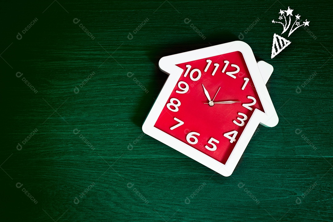 Relógio vermelho em forma de casa no fundo do chão verde com celebração.