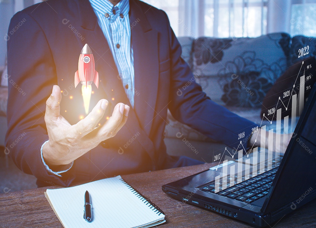 Empresário segurando e mostrando um crescente holograma virtual de estatísticas, gráfico e gráfico com seta para cima em fundo escuro. Mercado de ações. Conceito de crescimento, planejamento e estratégia de negócios