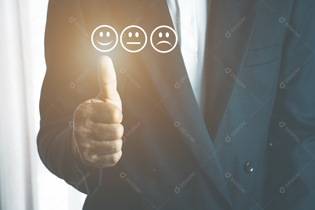 Empresário usando avaliação de satisfação do cliente de linha fina