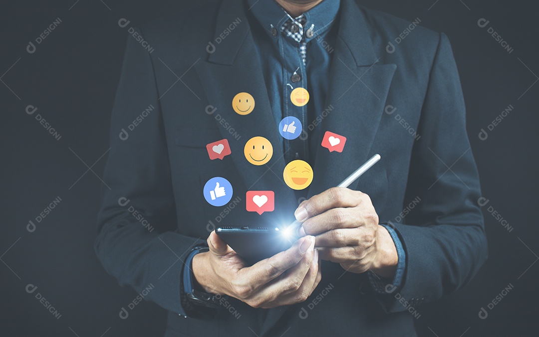 As mídias sociais e o conceito on-line digital as pessoas usam telefone inteligente