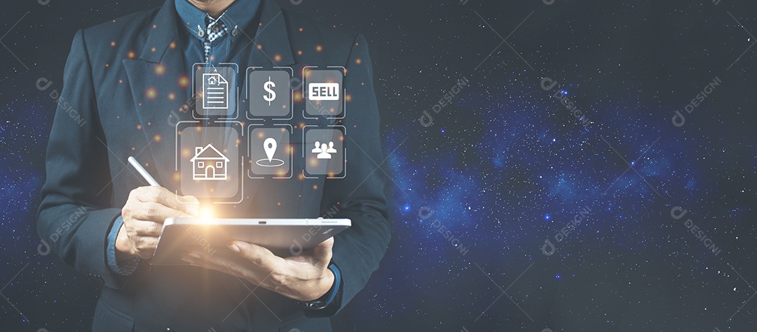 Empresário usando um computador para listas de vendas de imóveis