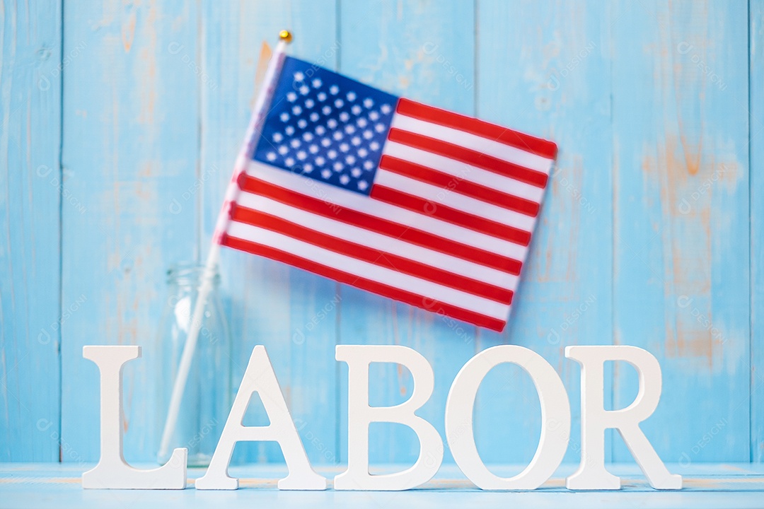 911 texto e bandeira dos Estados Unidos da América no fundo da mesa de madeira. Dia do patriota, setembro, memorial e conceito Never Forget