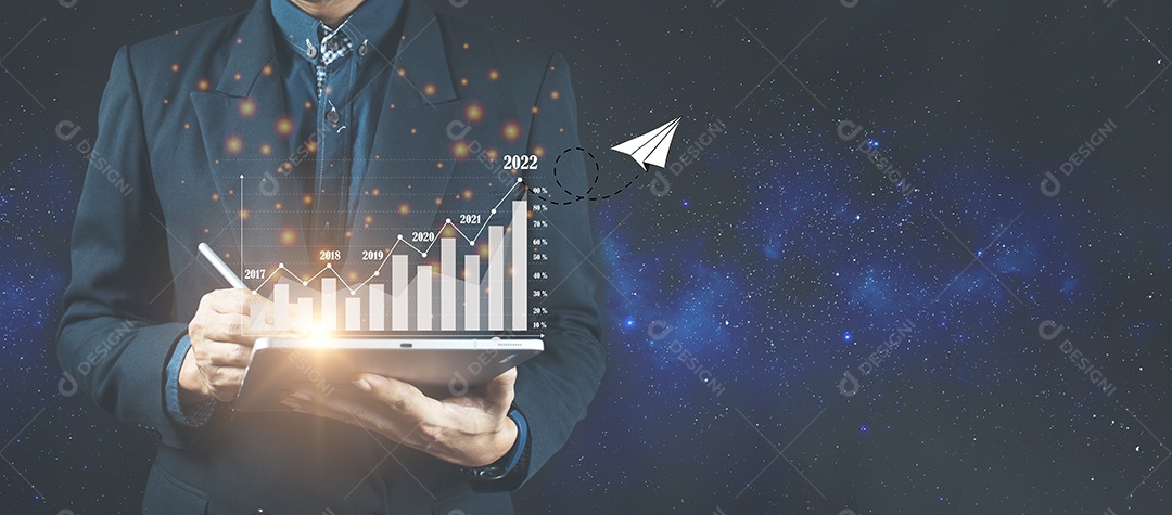 Empresário analisando dados financeiros do gráfico de negociação