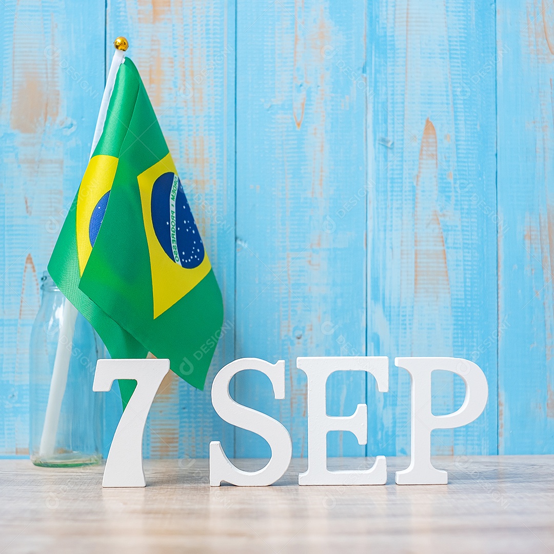 Texto de madeira de 7 de setembro com bandeiras do Brasil em miniatura. Dia da independência do Brasil e conceitos de celebração feliz