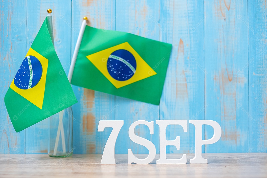 Texto de madeira de 7 de setembro com bandeiras do Brasil em miniatura. Dia da independência do Brasil e conceitos de celebração feliz