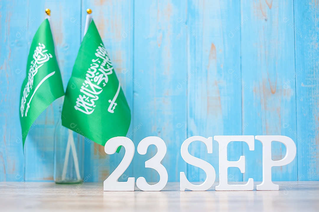 Texto de madeira de 23 de setembro com bandeiras da Arábia Saudita. Dia nacional da Arábia Saudita de setembro e conceitos de celebração feliz