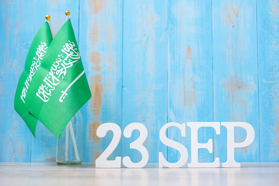 Texto de madeira de 23 de setembro com bandeiras da Arábia Saudita. Dia nacional da Arábia Saudita de setembro e conceitos de celebração feliz