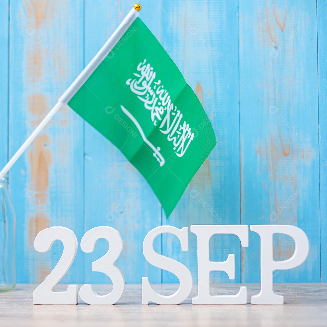 Texto de madeira de 23 de setembro com bandeiras da Arábia Saudita. Dia nacional da Arábia Saudita de setembro e conceitos de celebração feliz