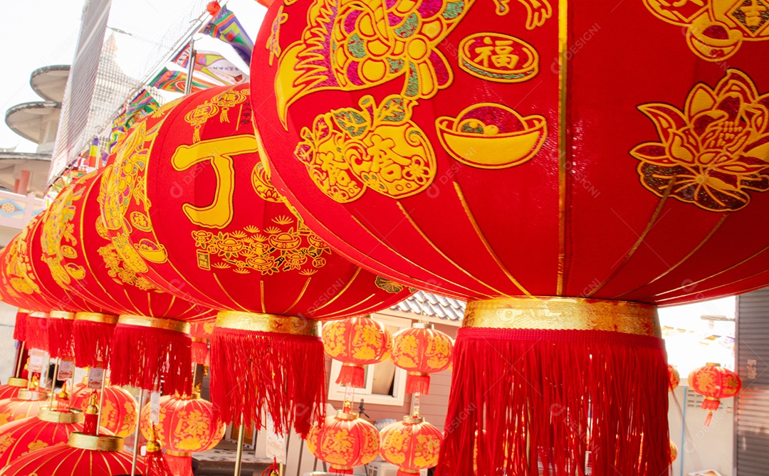 Lanternas chinesas vermelhas penduradas de forma ordenada. Conceito de festival de ano novo chinês.