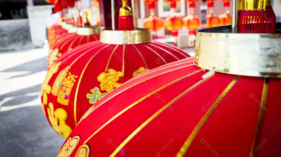 Lanternas chinesas vermelhas penduradas de forma ordenada. Conceito de festival de ano novo chinês.