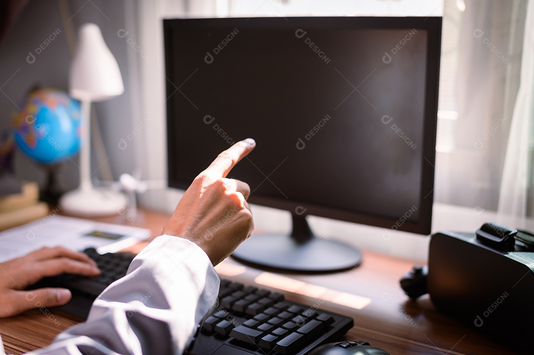 Homem de negócios usando um computador no trabalho