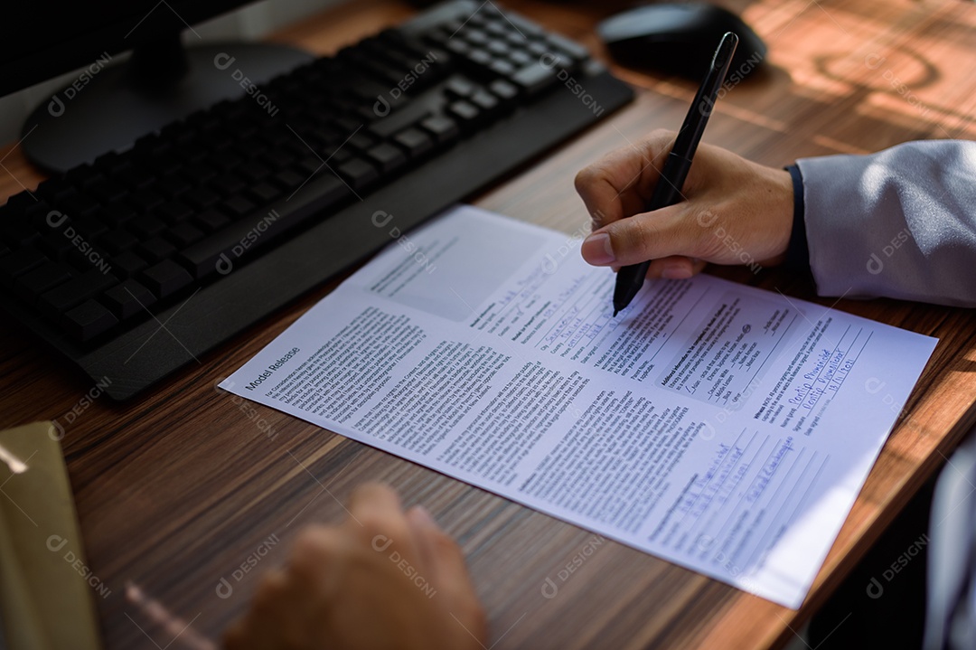 Empresário lendo e escrevendo documentos no trabalho