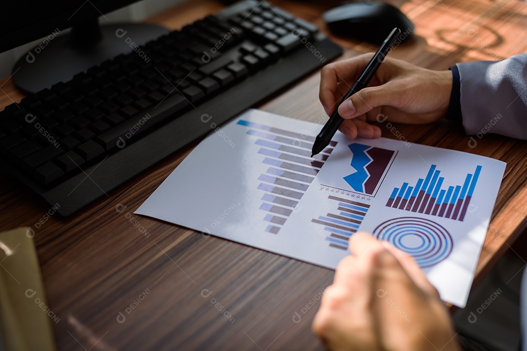 Empresário lendo e escrevendo documentos no trabalho