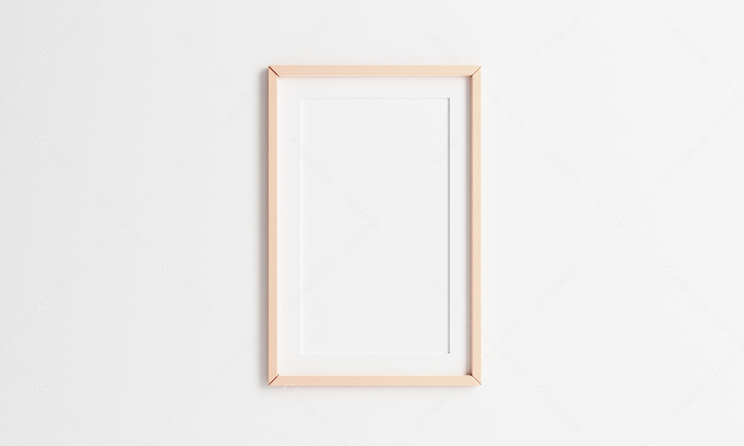 Porta-retrato de madeira pendurado no fundo da parede branca.