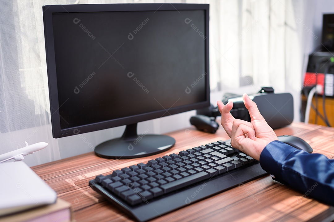 Homem de negócios usando um computador no trabalho