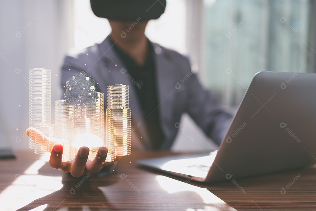 Mãos segurando uma árvore crescendo em moedas Invista em ações, economize