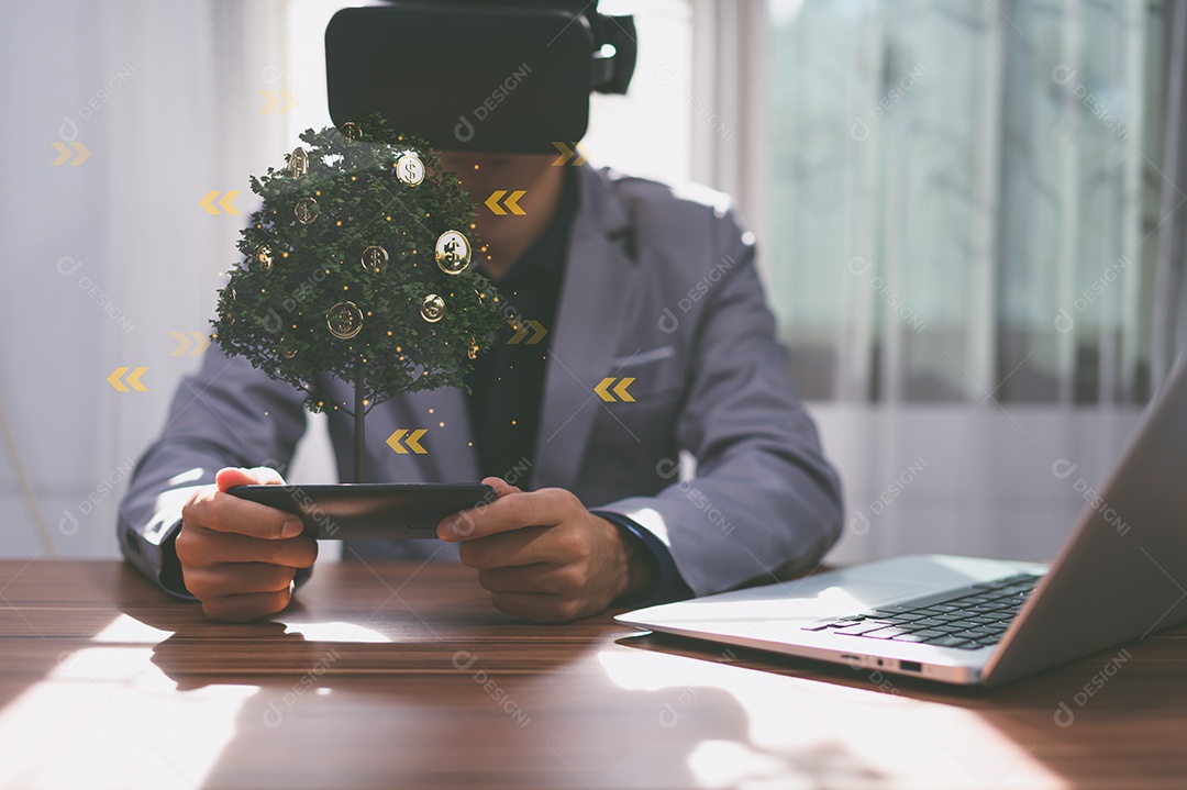 Mãos segurando uma árvore crescendo em moedas Invista em ações, economize